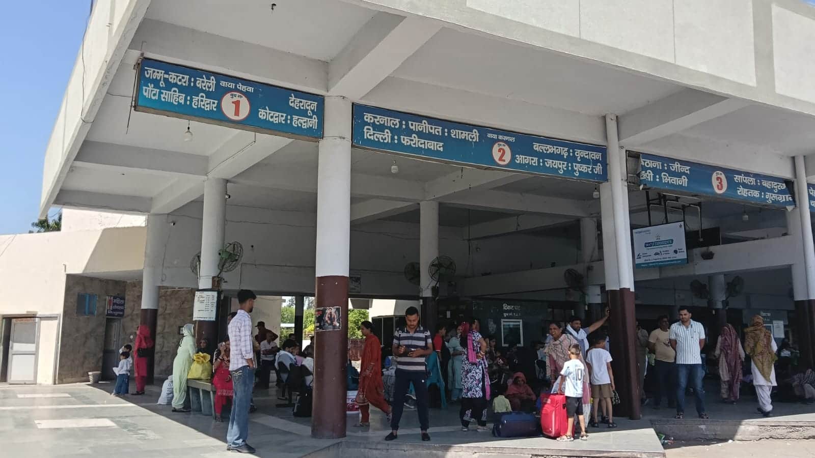 कैथल के बस अड्डे पर बस के इंतजार में खड़े यात्री।