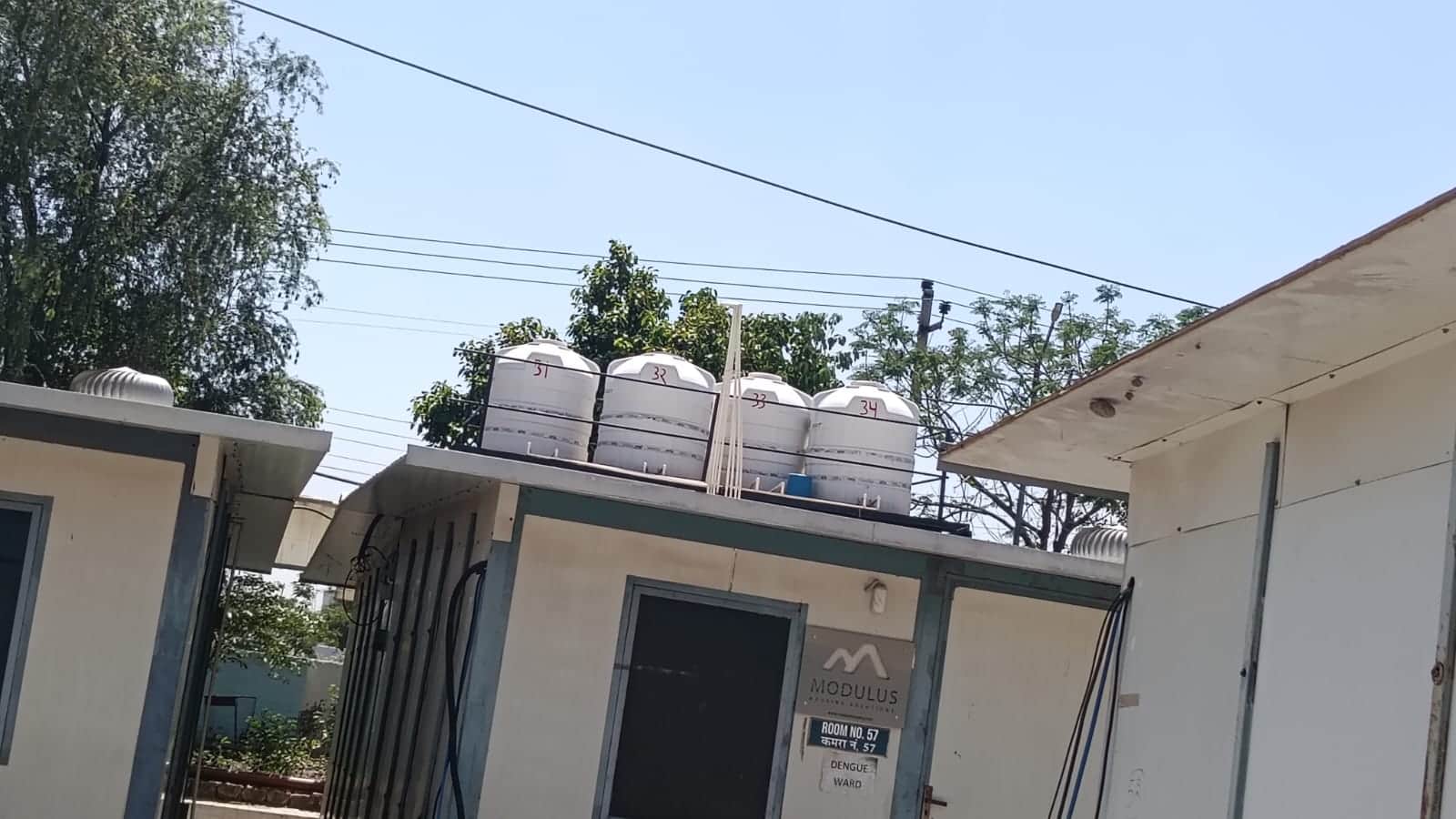 कैथल के जिला नागरिक अस्पताल में रखीं पानी की टंकियां।