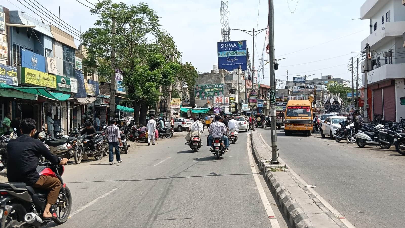 कैथल के करनाल रोड से गुजरते वाहन