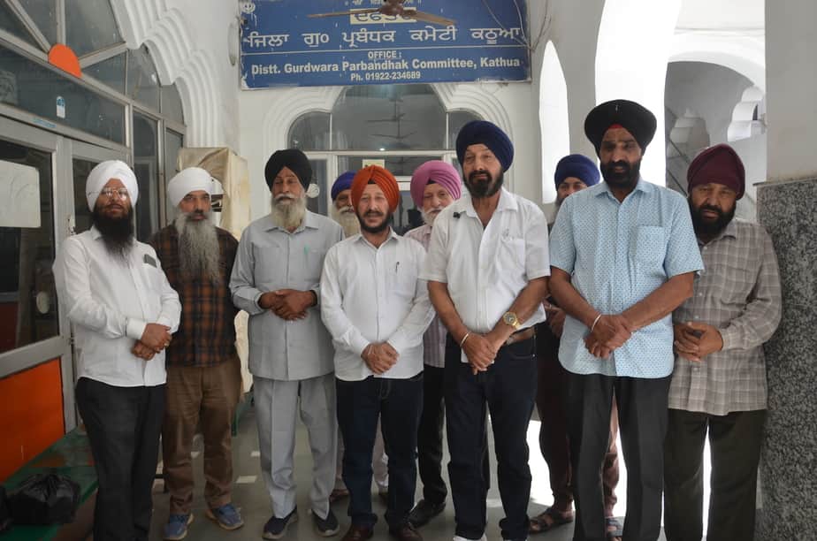 खालसा साजना दिवस कार्यक्रम के बारे में जानकारी देते जिला गुरुद्वारा प्रअंधक कमेटी के प्रधान चरण