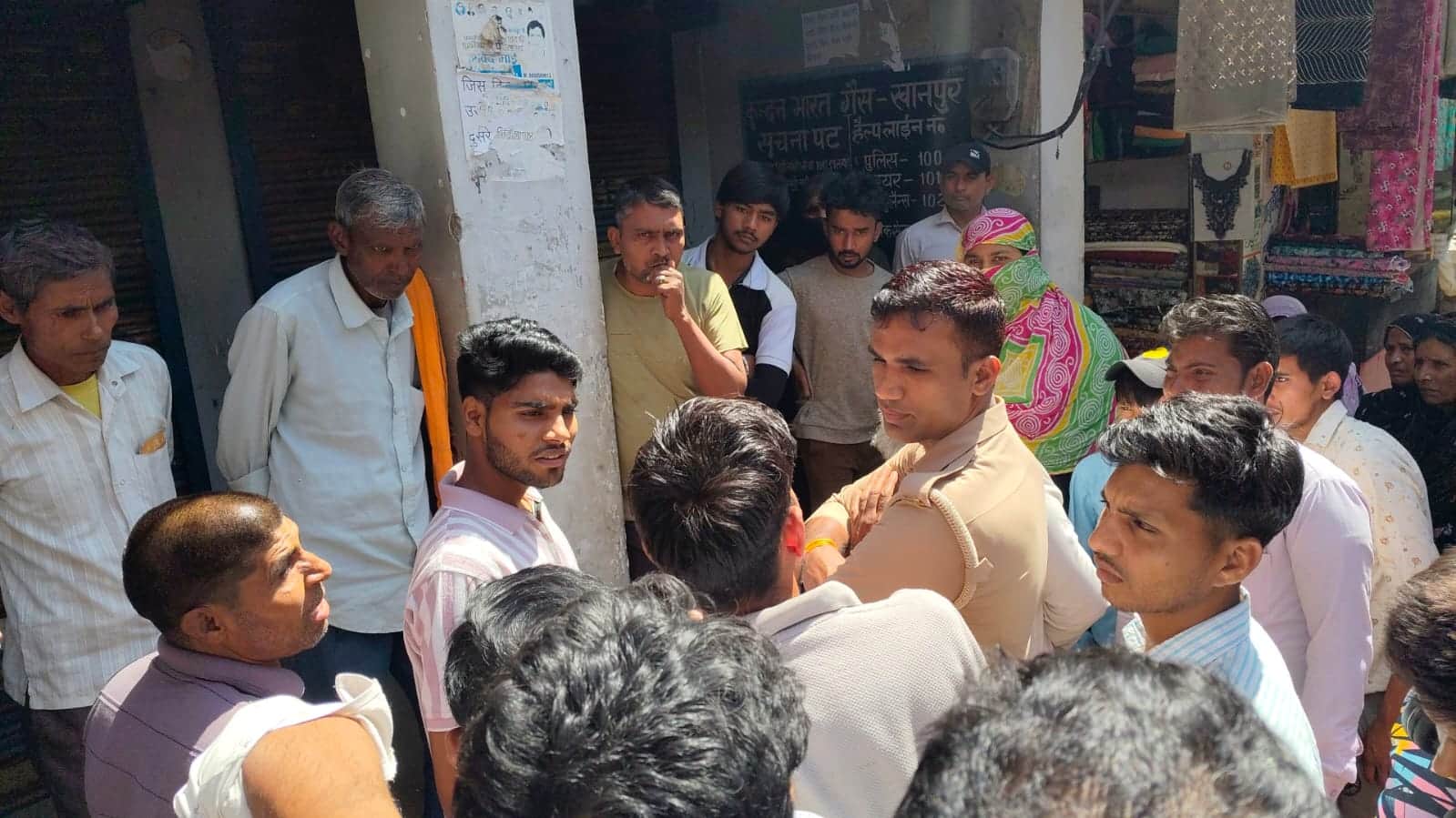 खानपुर गैस एजेंसी पर आद्रता समेत अन्य तरह के आरोप लगाकर बयान दर्ज कराते उपभोक्ता। संवाद