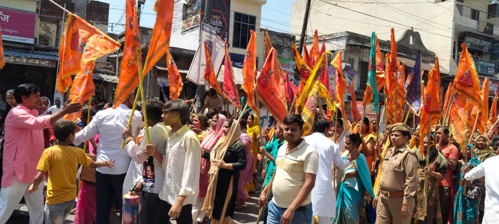 खतौली में निकाली गई खाटू श्याम निशान यात्रा में शामिल श्रद्धालु। संवाद