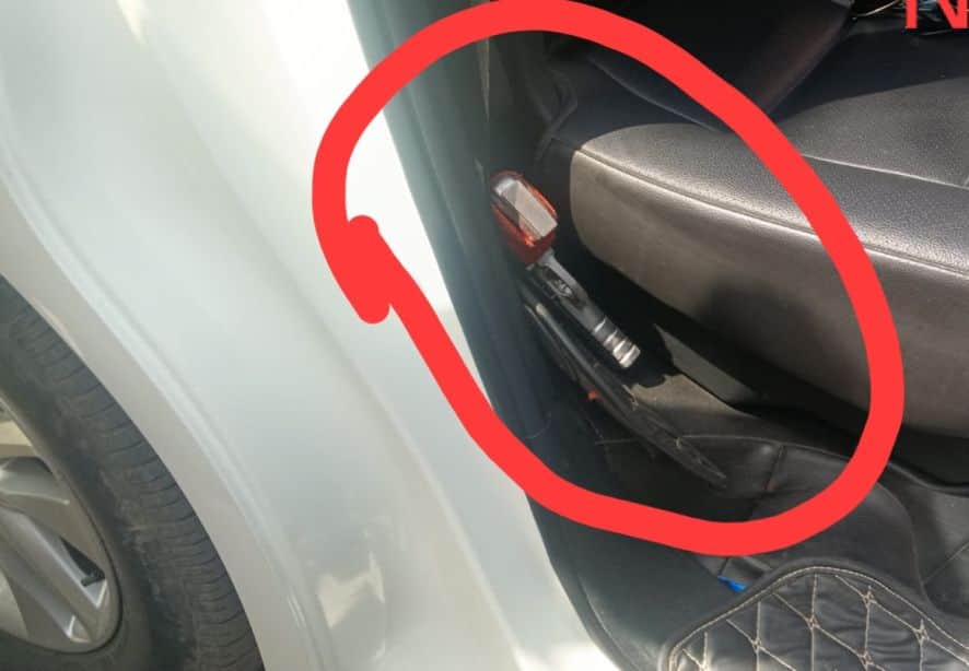  लंभुआ के विवेकनगर वार्ड में कार में मिली पिस्तौल। स्रोत-पुलिस