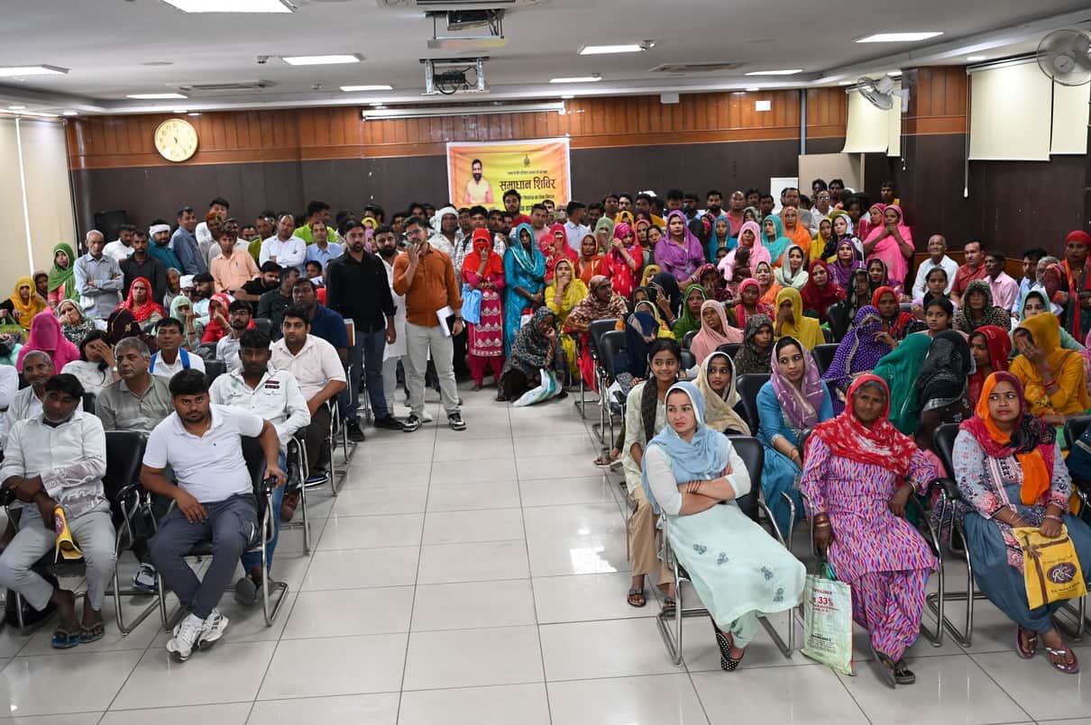 लघु सचिवालय के सभागार में ड्रॉ के दौरान मौजूद ग्रामीण। स्रोत : प्रशासन