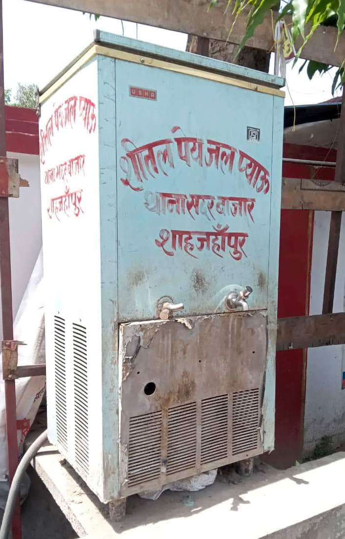 मोहल्ला सदर बाजार स्थित थाना के पास खराब पड़ा फ्रीजर। संवाद