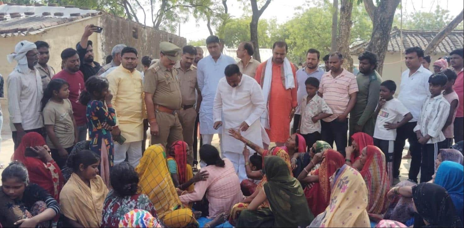 मेंहनगर के चक कटात गांव में युवक की मौत के बाद रोते बिलखते परिजन। संवाद