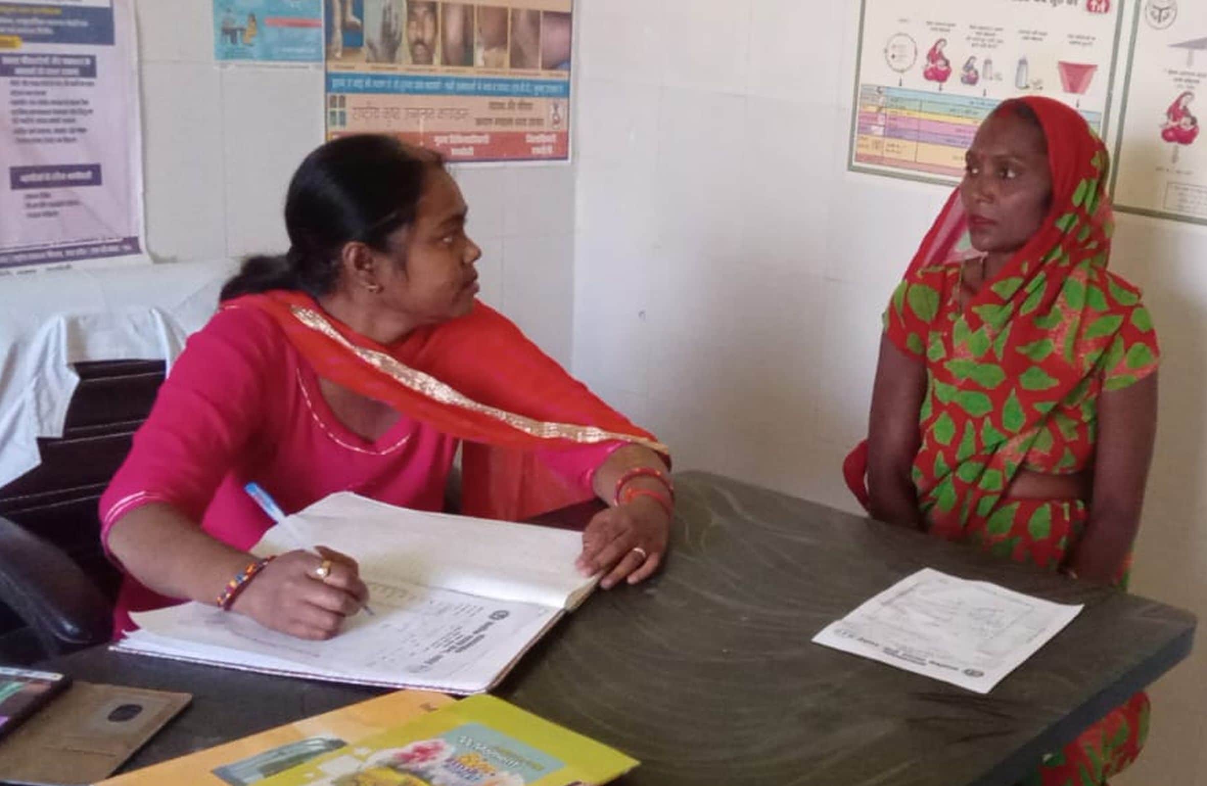 महराजगंज क्षेत्र के प्राथमिक स्वास्थ्य केंद्र हरदोई में आयोजित मुख्यमंत्री अयोग्य मेला में मरीज