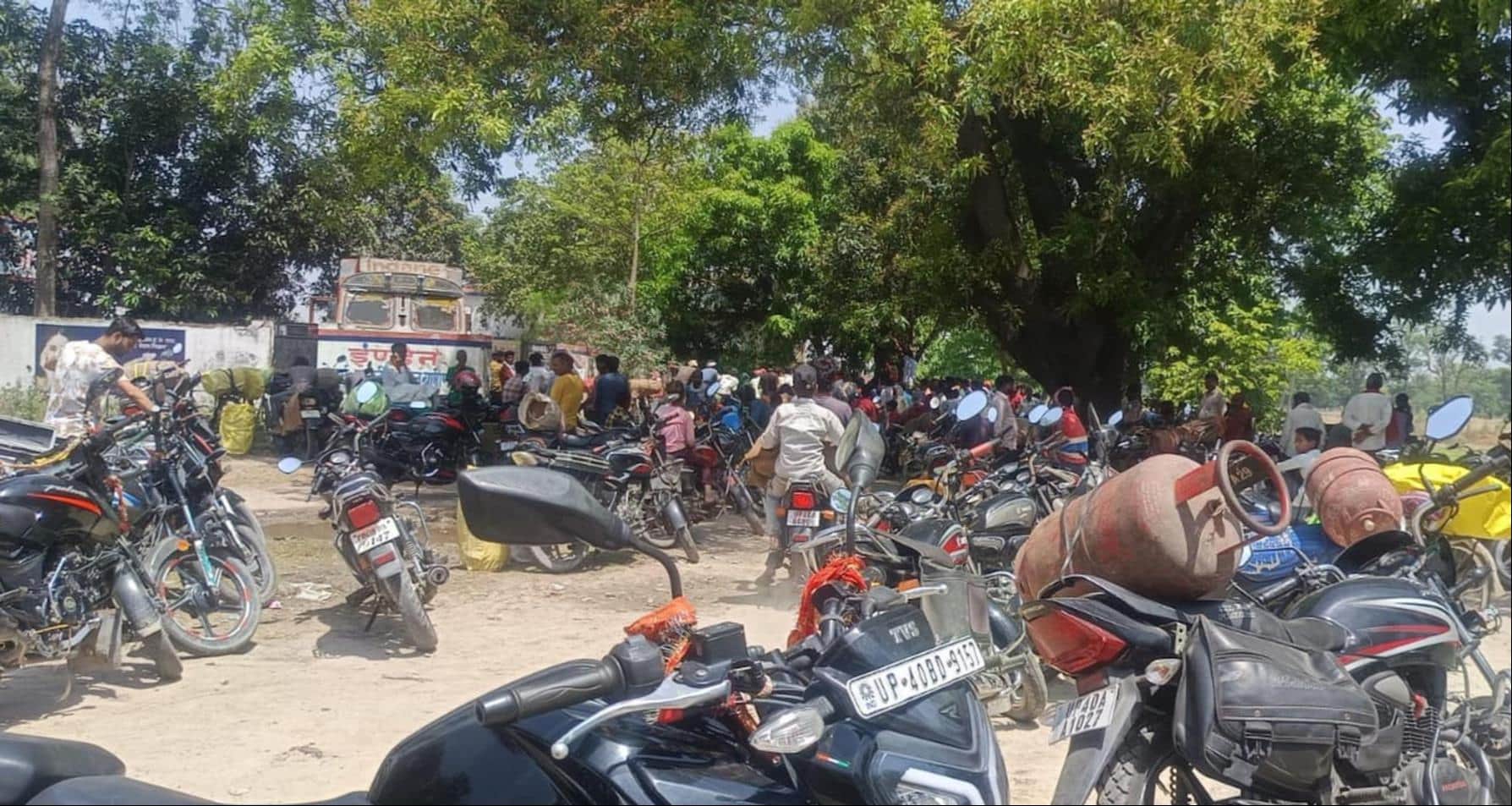 महसी में गैस एजेंसी पर लगी भीड़ व बाइकों पर बंधे गैस सिलिंडर। -संवाद