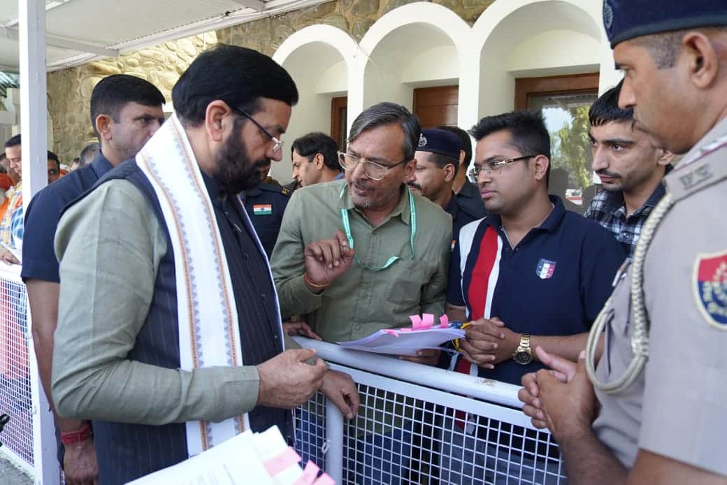 मुख्यमंत्री को ज्ञापन देते गजुटा अध्यक्ष।