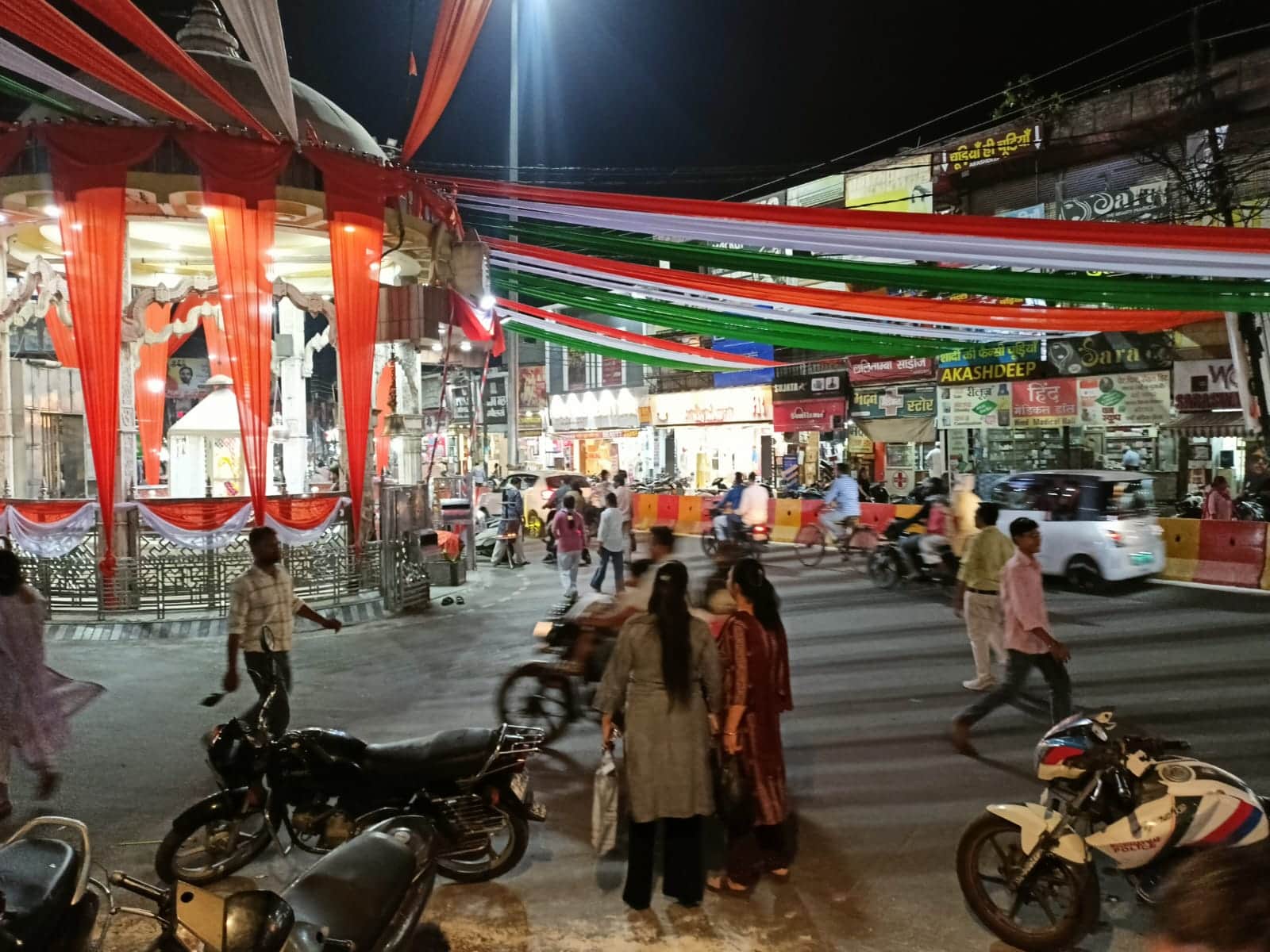 मुख्यमंत्री योगी आदित्यनाथ के आगमन के दृष्टिगत सजाया गया शिव चौक क्षेत्र। संवाद