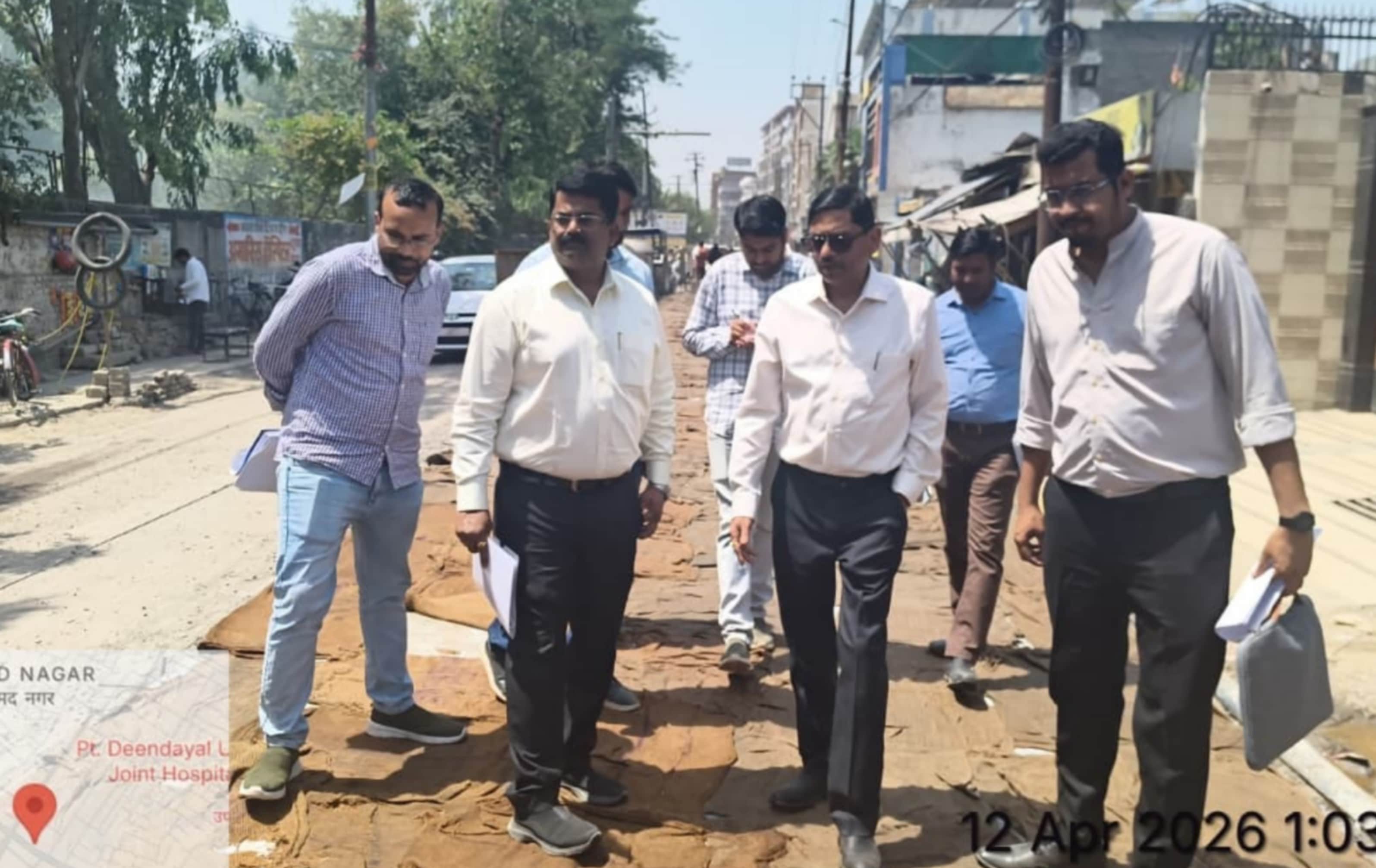 मैरिस रोड केला नगर में सीसी सड़क का निरीक्षण करते  यूरिडा के डिप्टी सीईओ एके श्रीवास्तव व मौजूद