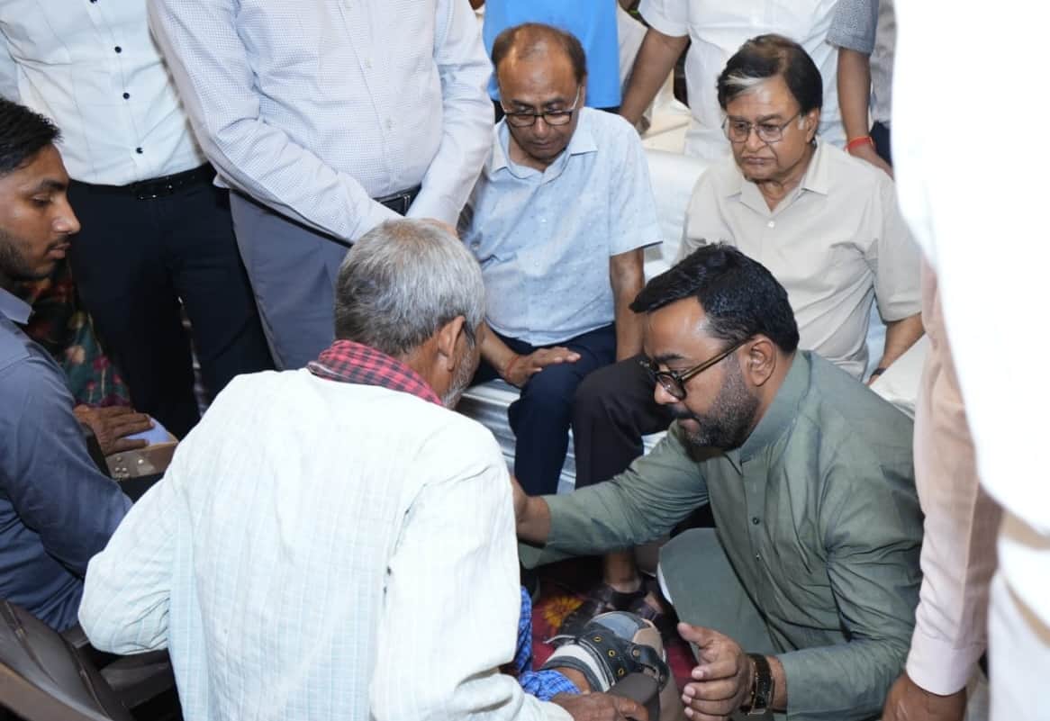 मारवाड़ी युवा मंच के कार्यक्रम में दिव्यांग को कृत्रिम अंग प्रदान करते नपाध्यक्ष सरफराज आलम। श्