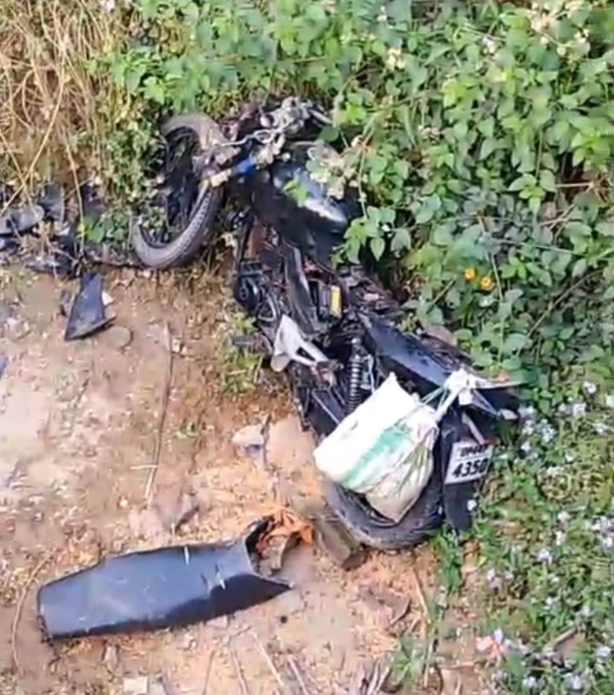 मुसाफिरखाना के कादूनाला में हुए सड़क हादसे में क्षमिग्रस्त बाइक। स्रोत: सोशल मीडिया