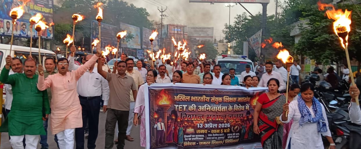 Teachers took out a torchlight procession