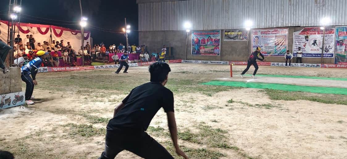 मदारीपुर में क्रिकेट मैच के दौरान शॉट लगाता खिलाड़ी। संवाद