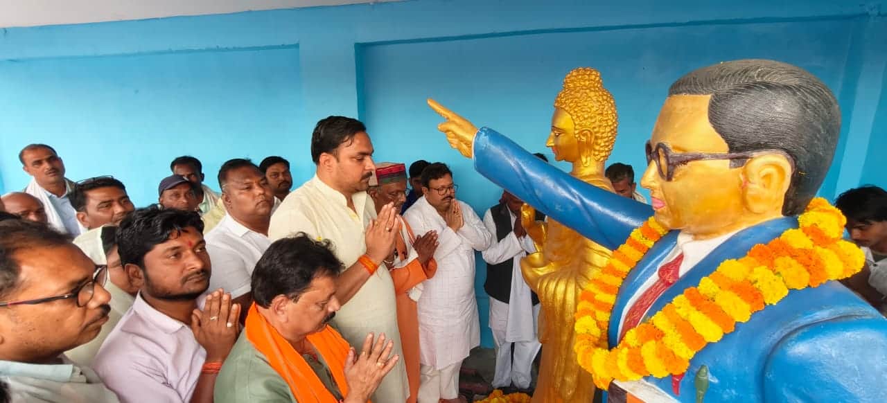 मठिया बुजुर्ग गाँव में प्रतिमा अनावरण करते सांसद व विधायक