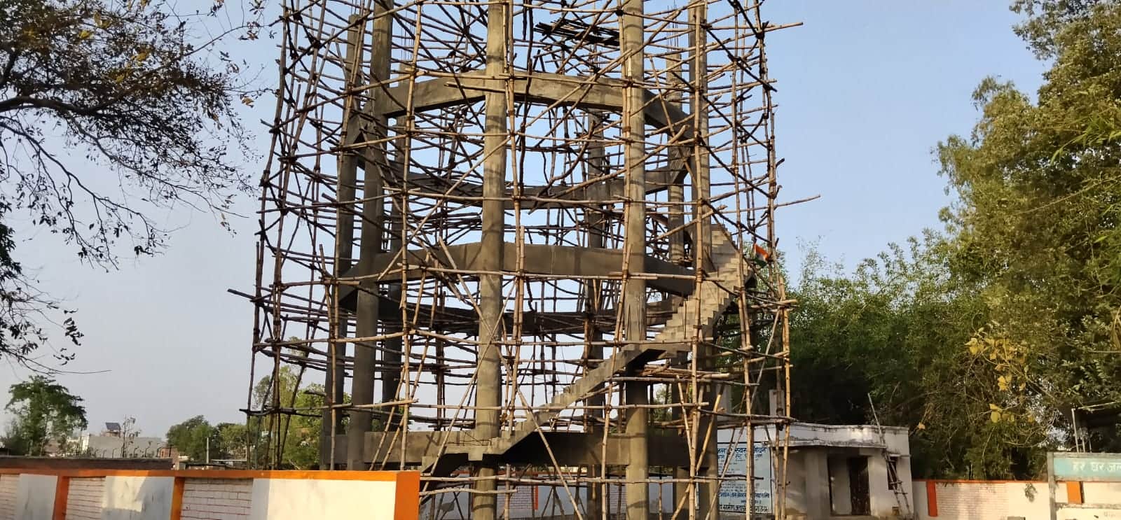 मड़वानगर ग्राम पंचायत में चल रहा है ओवरहेड टैंक का निर्माण संवाद