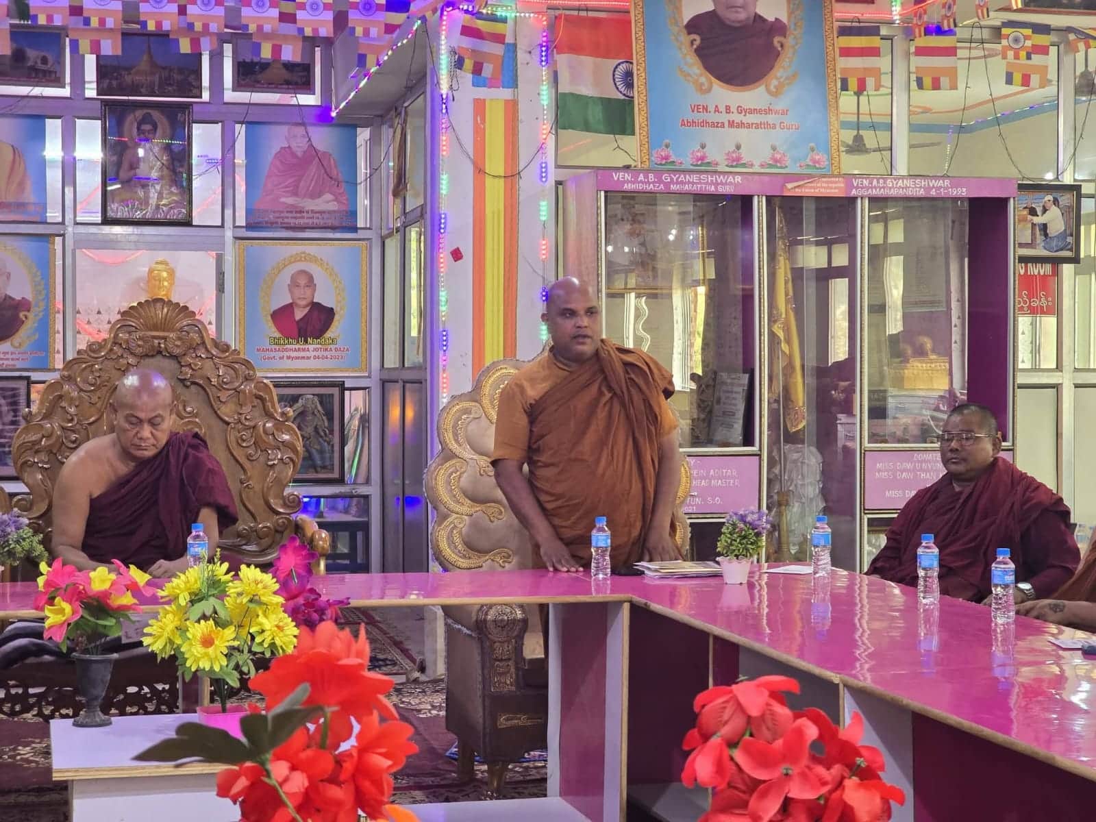 म्यांमार बुद्ध मंदिर में बुद्ध जयंती समारोह को लेकर बैठक करते भिक्षु संघ।