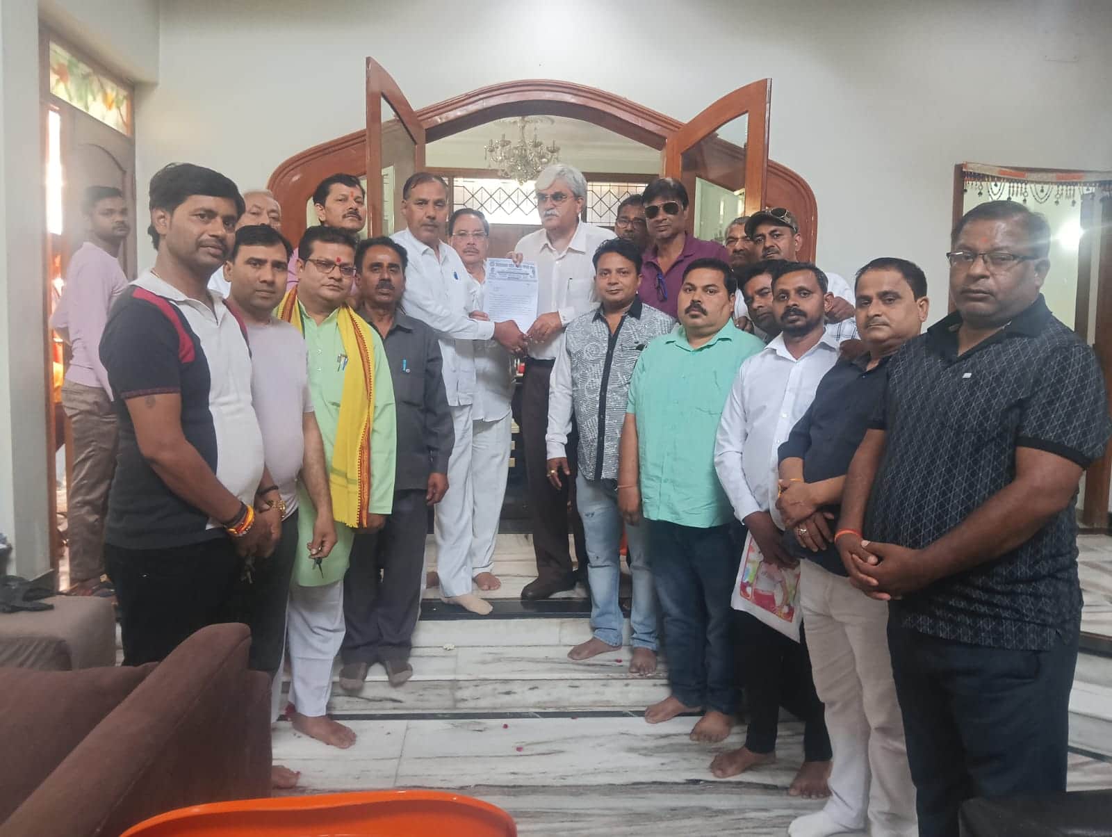  नगर विधायक मनीष असीजा को ज्ञापन सौंपते व्यापारी नेता अंबेश शर्मा। स्रोत स्वयं