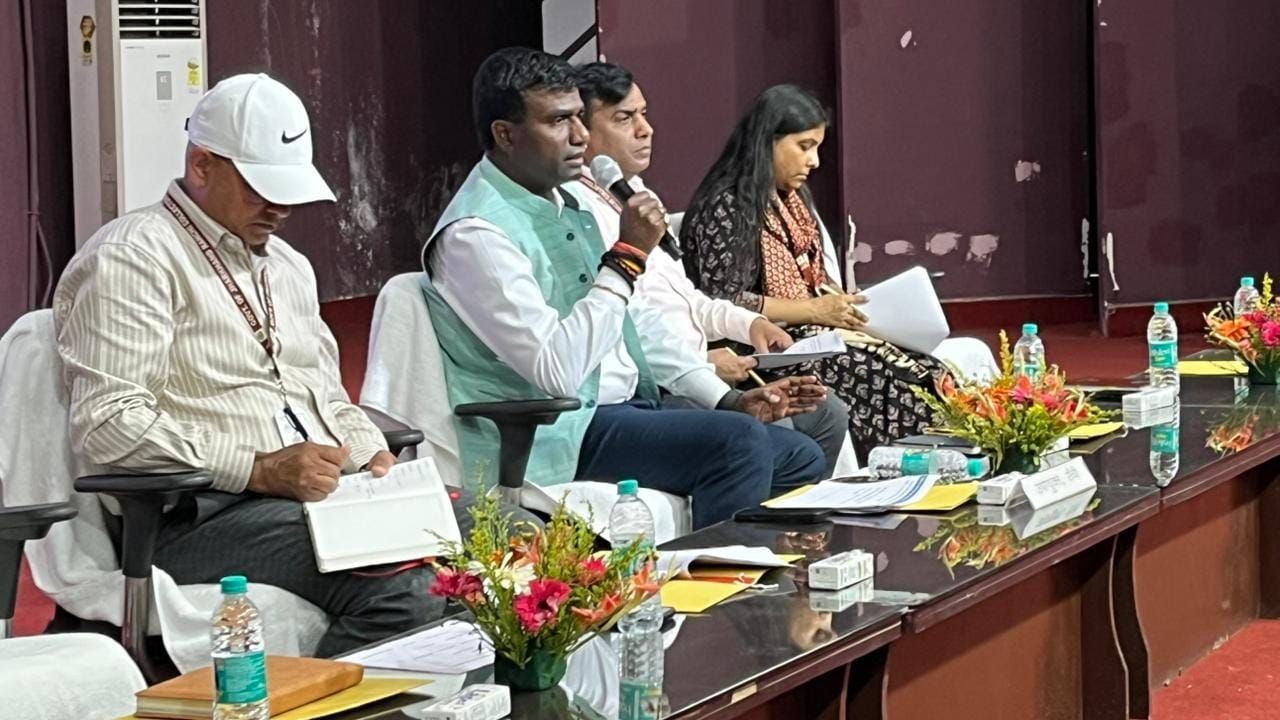 निजी स्कूलों के प्रबंधकों के साथ बैठक में निर्देश देते डीसी