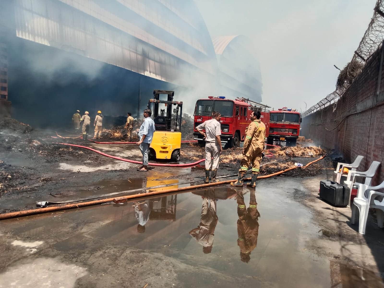 नानौता की एसएमसी फूड्स में लगी आग बुझाते दमकल कर्मी। श्रोत कर्मचारी