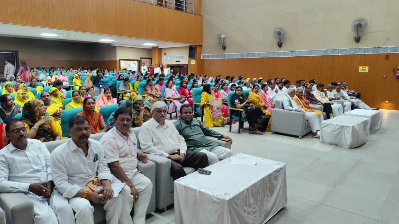 नारी शक्ति वंदन अधिनियम पर पालीवाल हॉल में प्रधानमंत्री का संबोधन सुनते भाजपाई। स्रोत स्वयं