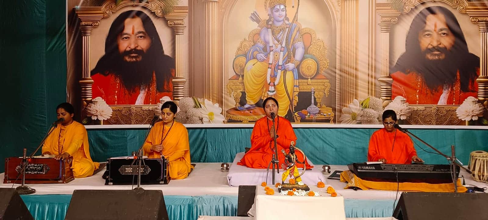 नारायणगढ़ के दिव्य ज्योति जाग्रति संस्थान हुसैनी रोड स्थित आश्रम में कथा करतीं साध्वियां। प्रवक