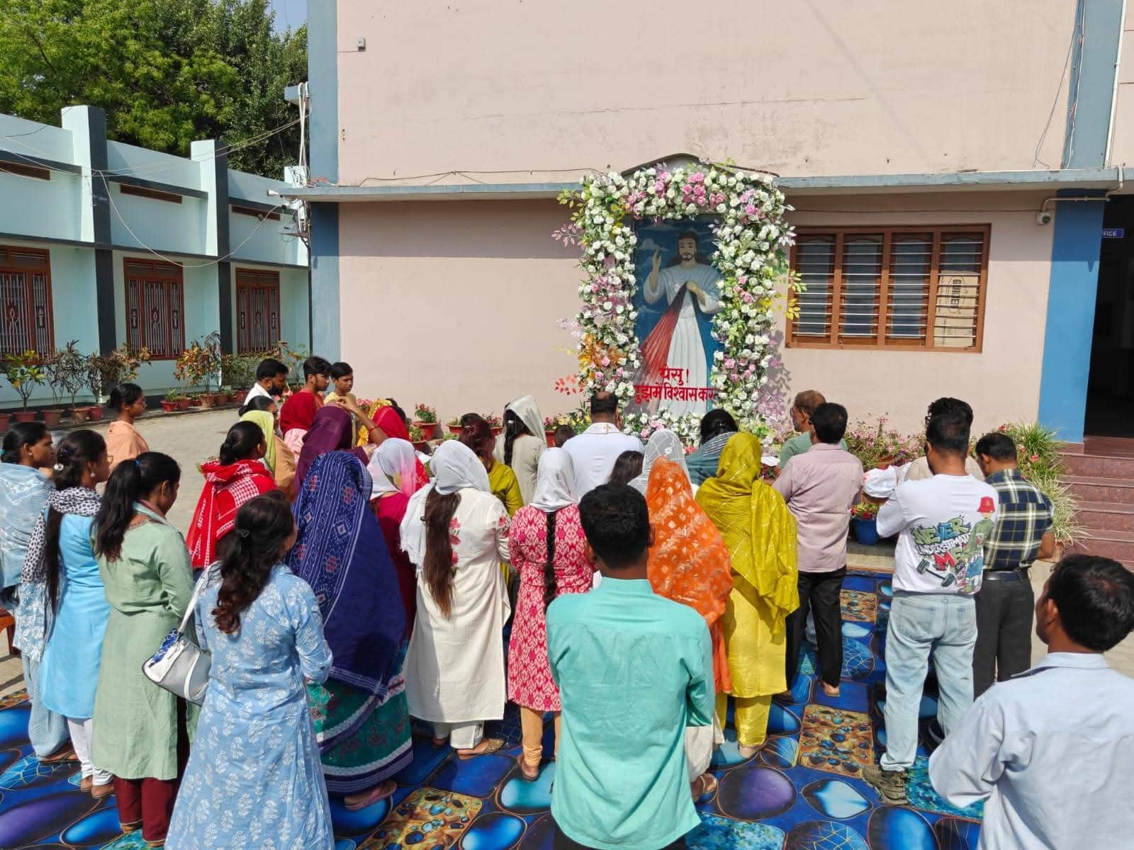 नौतनवा स्थित चर्च परिसर में ईश करुणा पर्व पर प्रार्थना करते मसीही समुदाय के लोग एवं अन्य। 