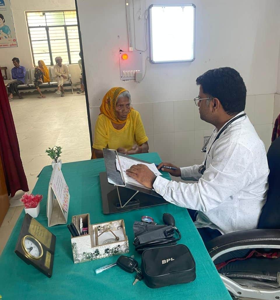 न्यू पीएचसी लक्ष्मीगंज मे मरीजों काे परामर्श देते  चिकित्सा प्रभारी डाॅ. संतोष कुमार नायक। संवा