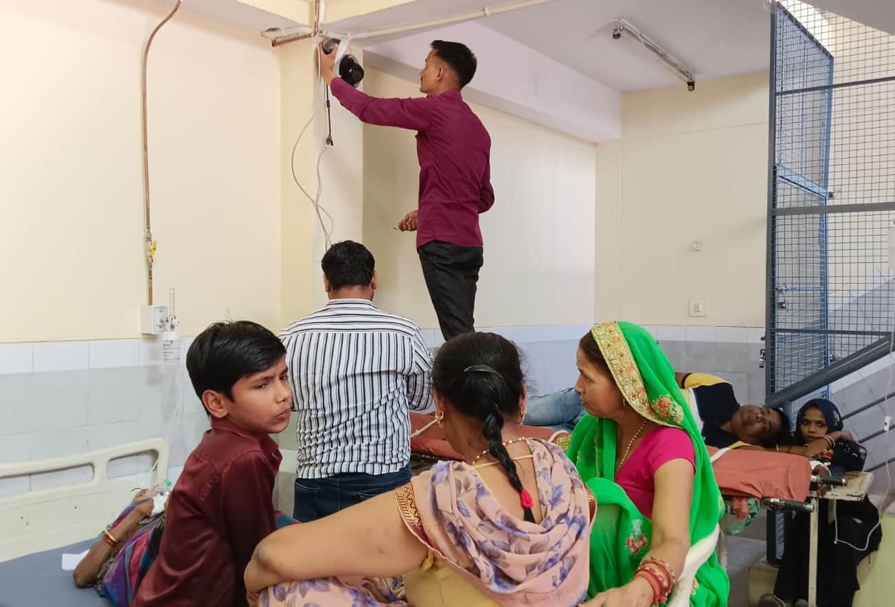 नया ट्रामा सेंटर में सीसी कैमरे लगाता कर्मचारी। संवाद