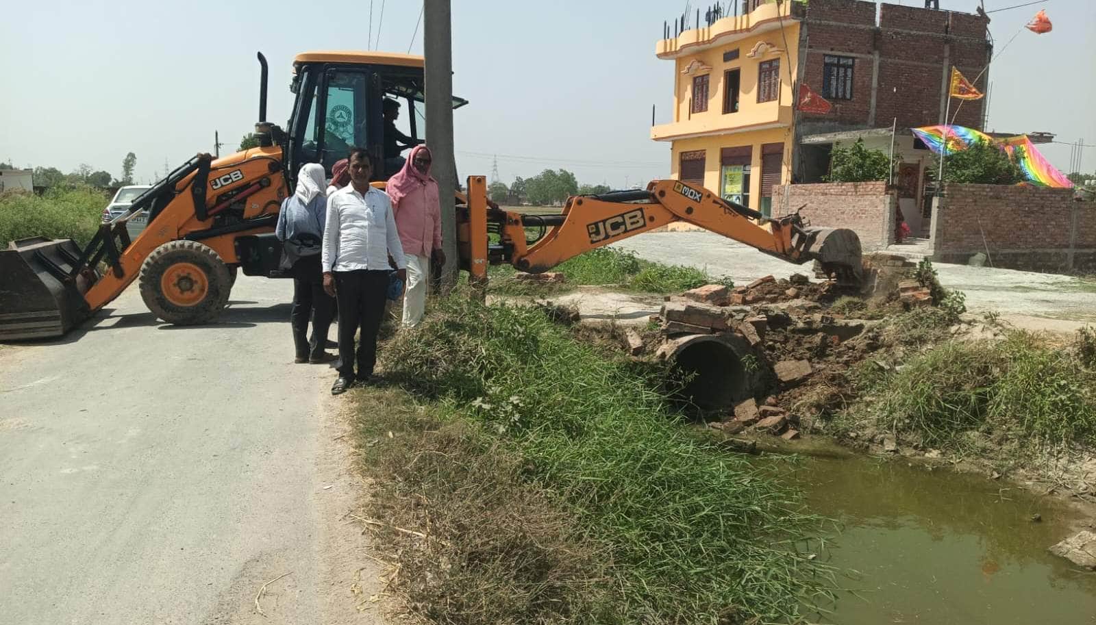 नियामताबाद के महेवा गौरी माइनर पर अतिक्रमण हटवाते सिंचाई विभाग के अधिकारी। स्रोत:-जागरूक पाठक