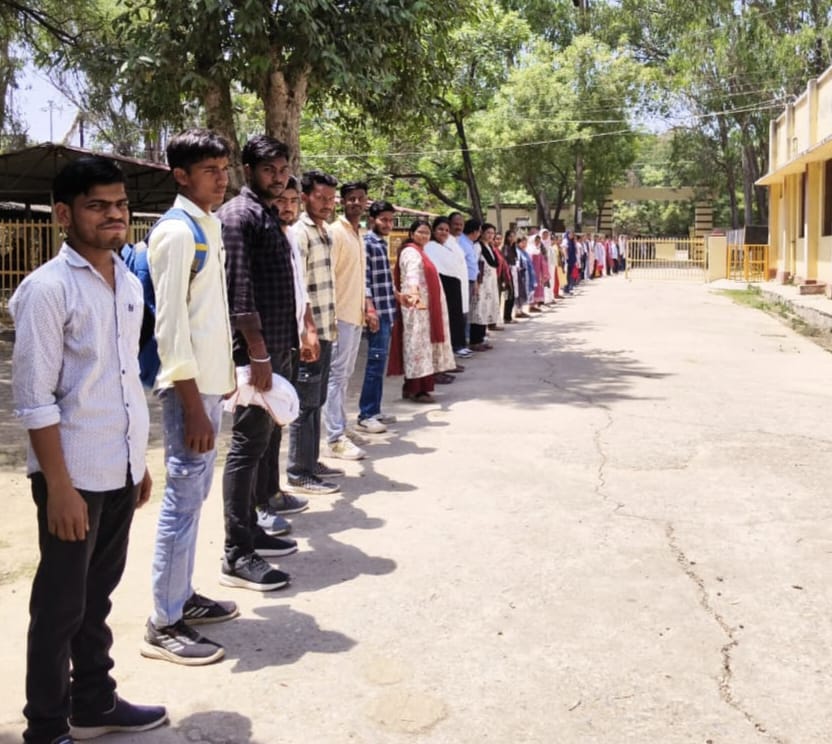 Human Chain Formed Under the 'Nari Shakti Vandan Adhiniyam' Awareness Campaign