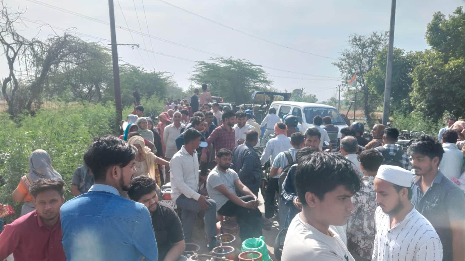 औरंगाबाद में एचपी गैस गोदाम पर सिलिंडर लेने पहुंचे उपभोक्ता । संवाद