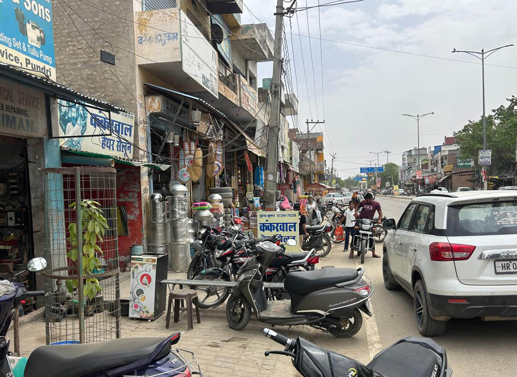 पूंडरी में बस स्टैंड से लेकर शहीद गिरधर लाल आहलूवालिया चौक तक सड़क पर किया गया अतिक्रमण।