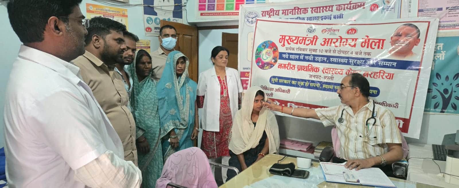पीएचसी नरहरिया में मरीज की जांच करते डॉ. आरपी सिंह स्रोत विभाग
