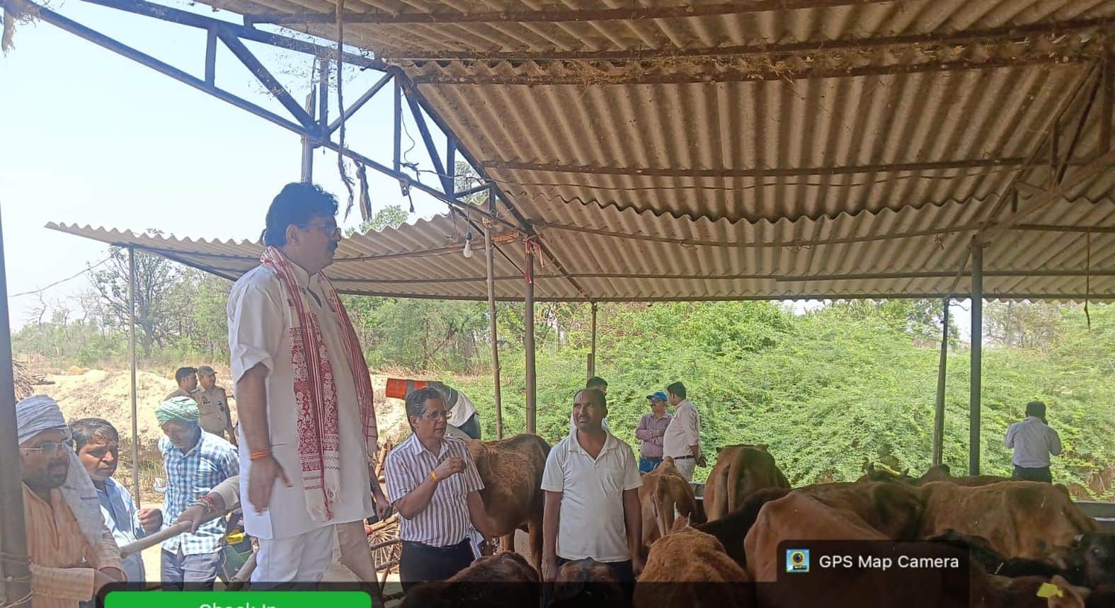 पकड़ी गोआश्रय स्थल का निरीक्षण करते गोसेवा आयोग उपाध्यक्ष। स्रोत-विभाग