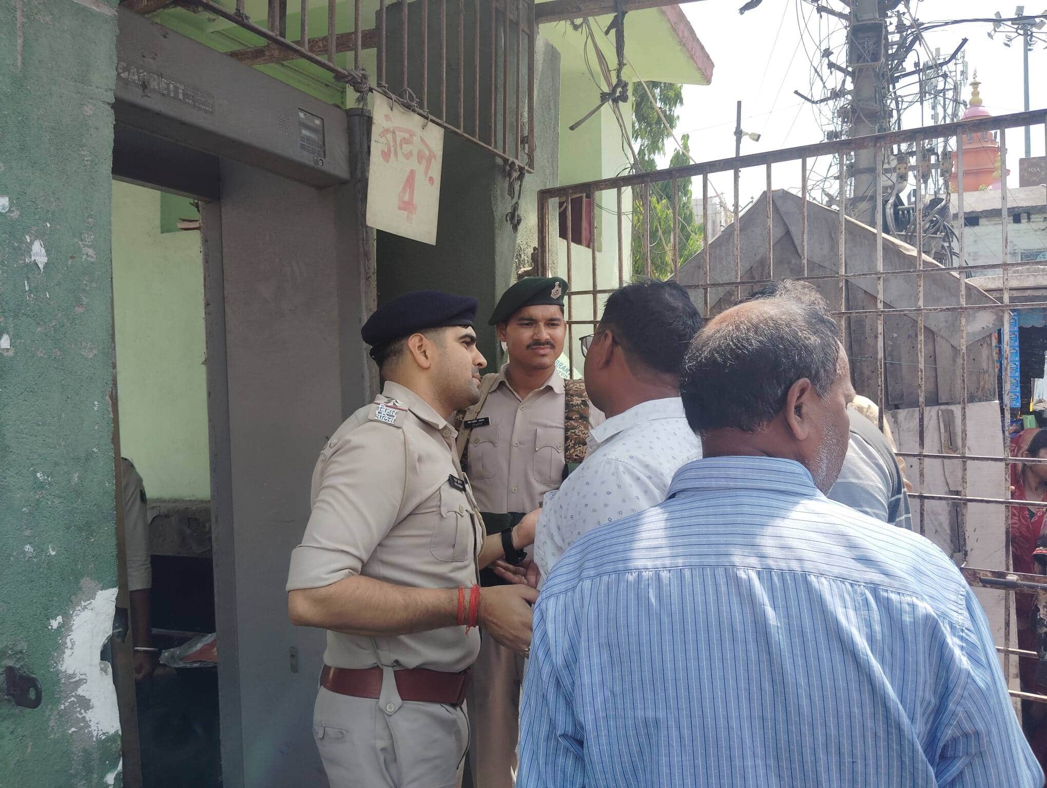 कोर्ट परिसर में जांच-पड़ताल करने में लगी पुलिस