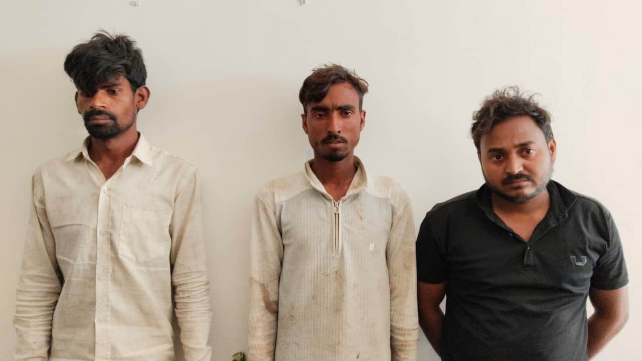 पुलिस लाइन में गिरफ्तार अंर्तराज्यीय पशु चोर गिरोह के सदस्य। स्रोत: पुलिस