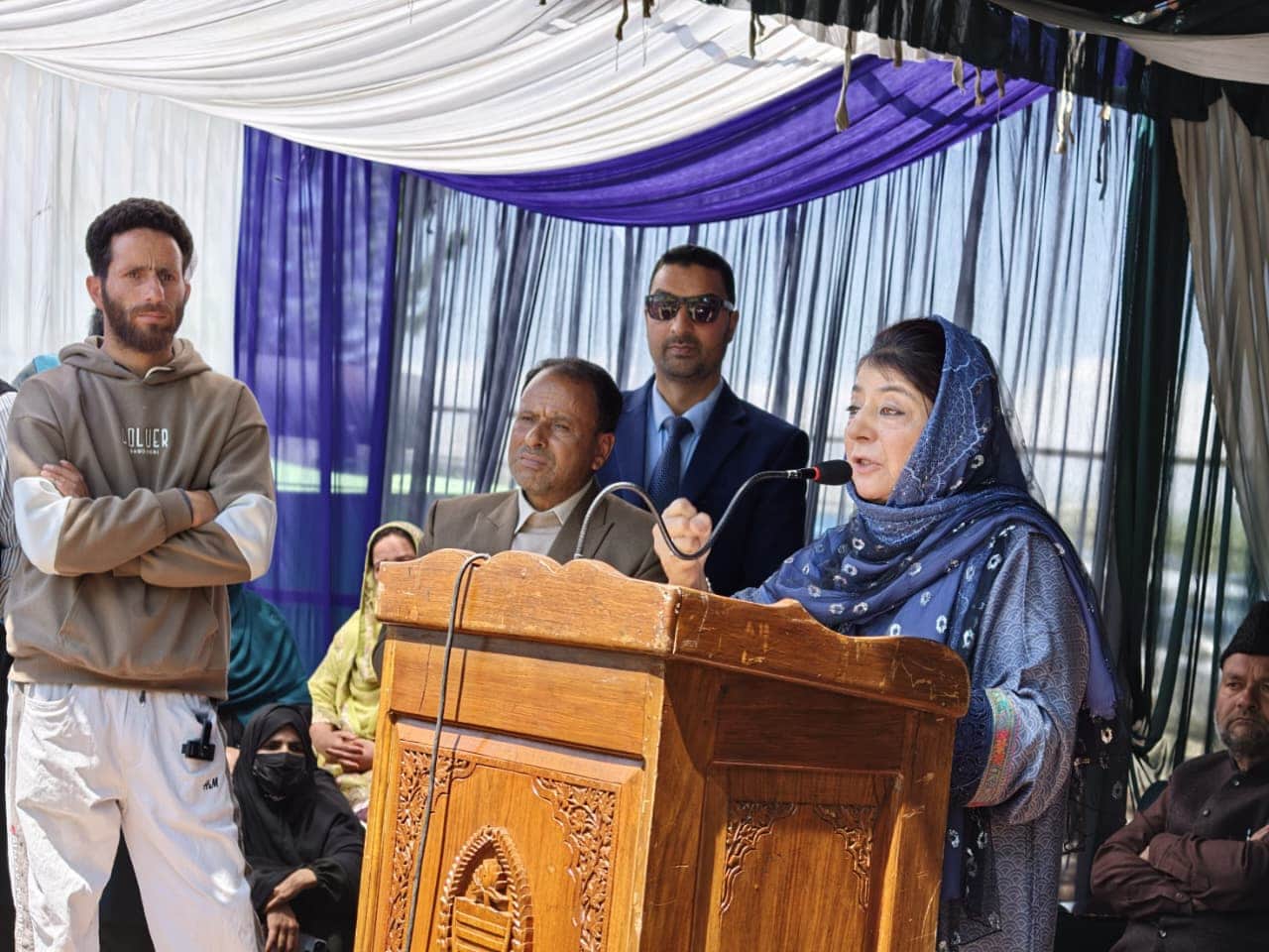 पुलवामा में कार्यक्रम के दौरान महबूबा मुफ्ती। संवाद