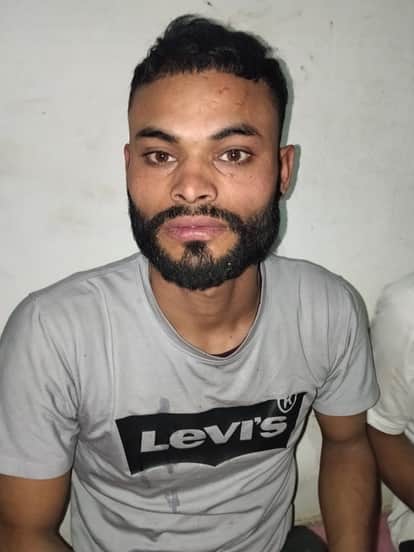 Panna News: Notorious thief escapes in filmi style from jail gate, unlocks handcuffs and outsmarts police