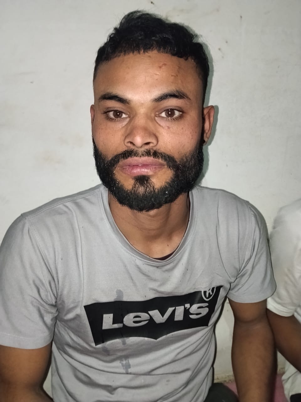 Panna News: Notorious thief escapes in filmi style from jail gate, unlocks handcuffs and outsmarts police