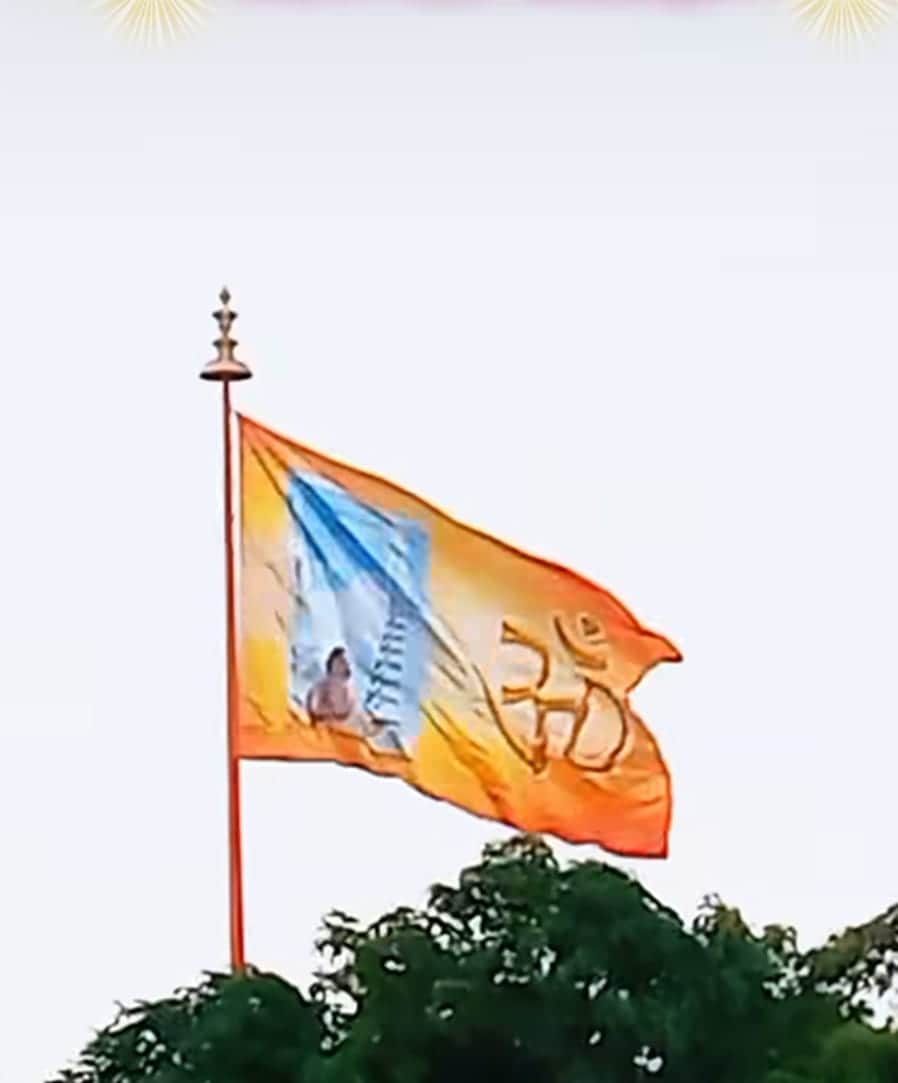 परमहंस आश्रम में स्थापित 105 फीट ऊंचा विशाल ध्वज।-सोशल मीडिया।