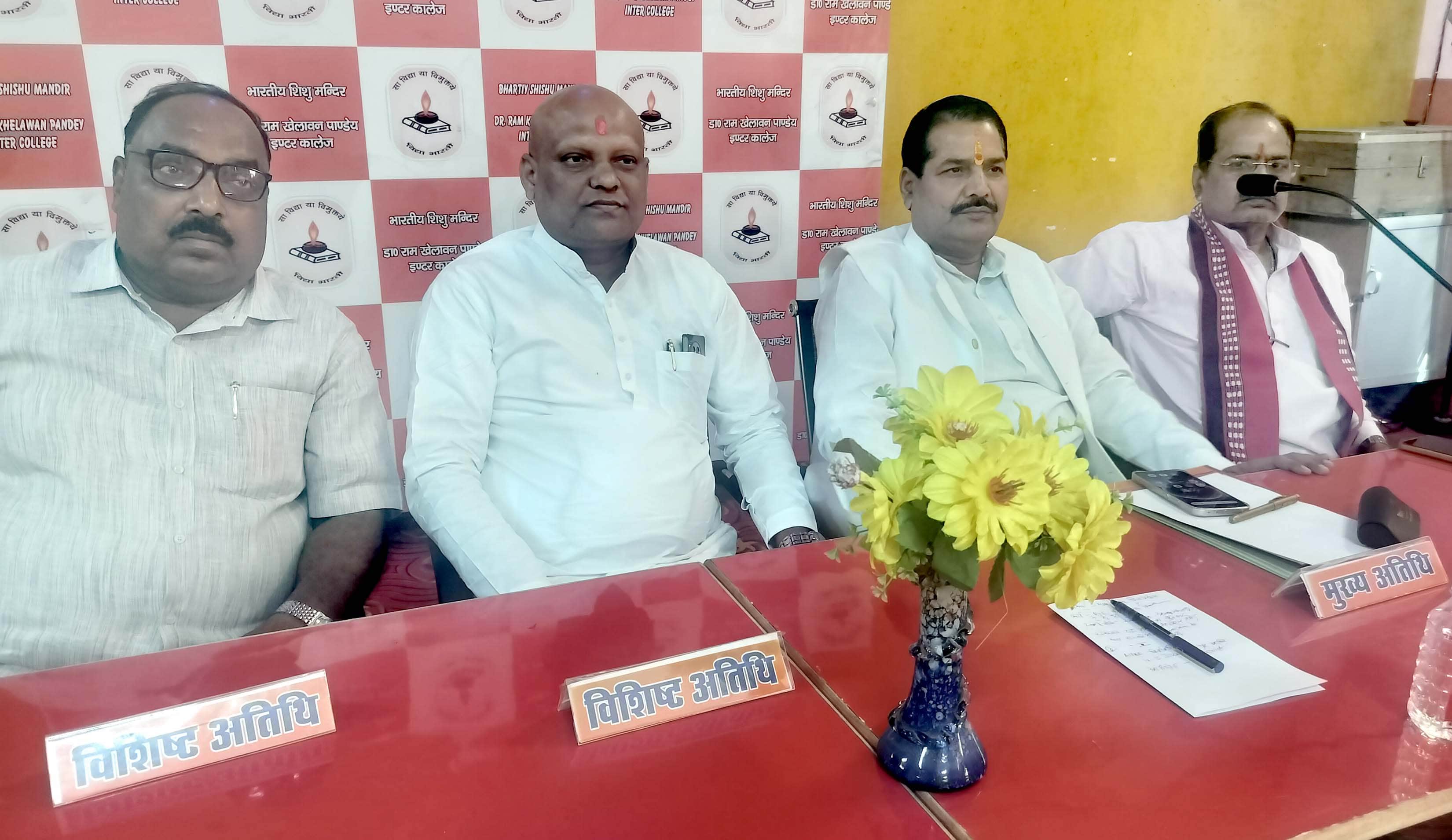 प्रेस वार्ता करते उप्र विद्यालय प्रबंधक महासभा के पदाधिकारीगण। स्रोत- संवाद