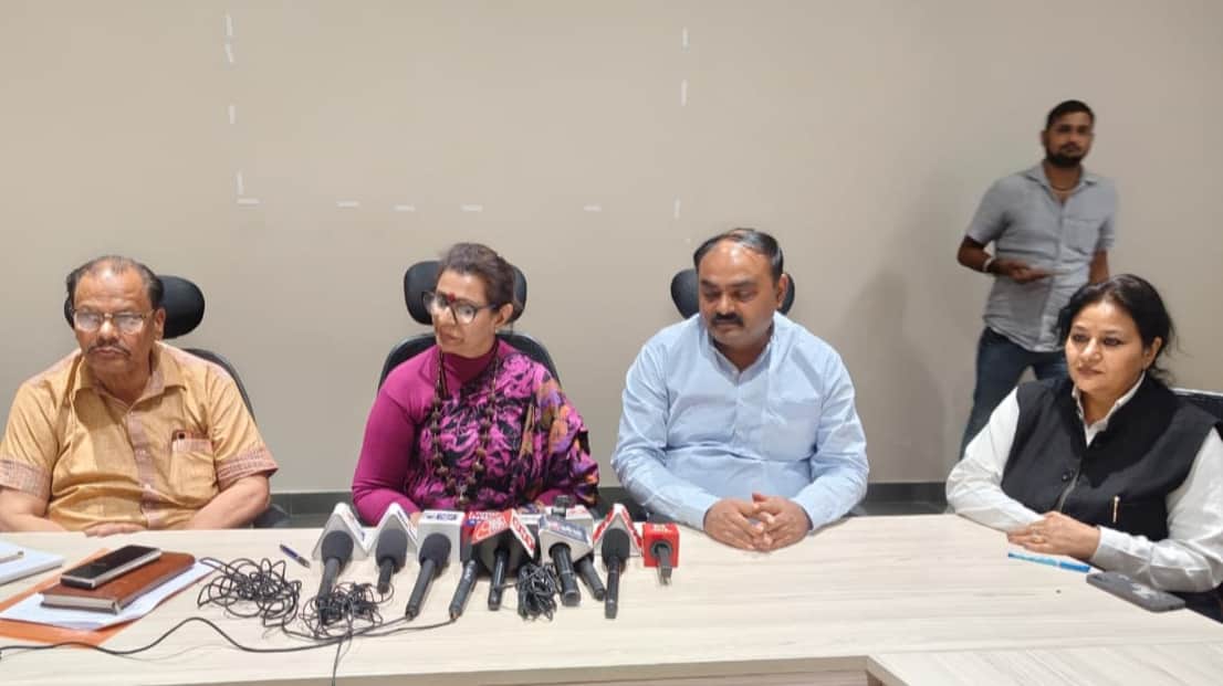 प्रेसवार्ता करतीं महिला आयोग की चेयरपर्सन रेणू भाटिया।