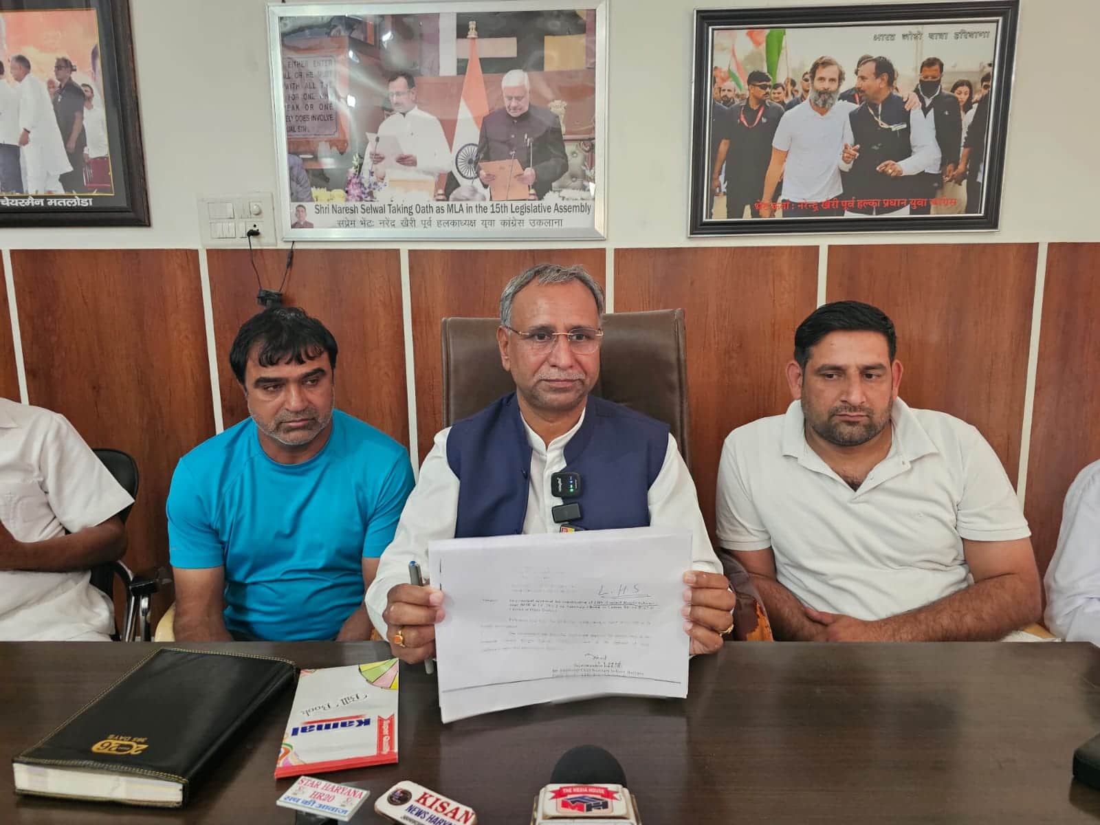 प्रेसवार्ता करते उकलाना हलके से कांग्रेस विधायक नरेश सेलवाल।