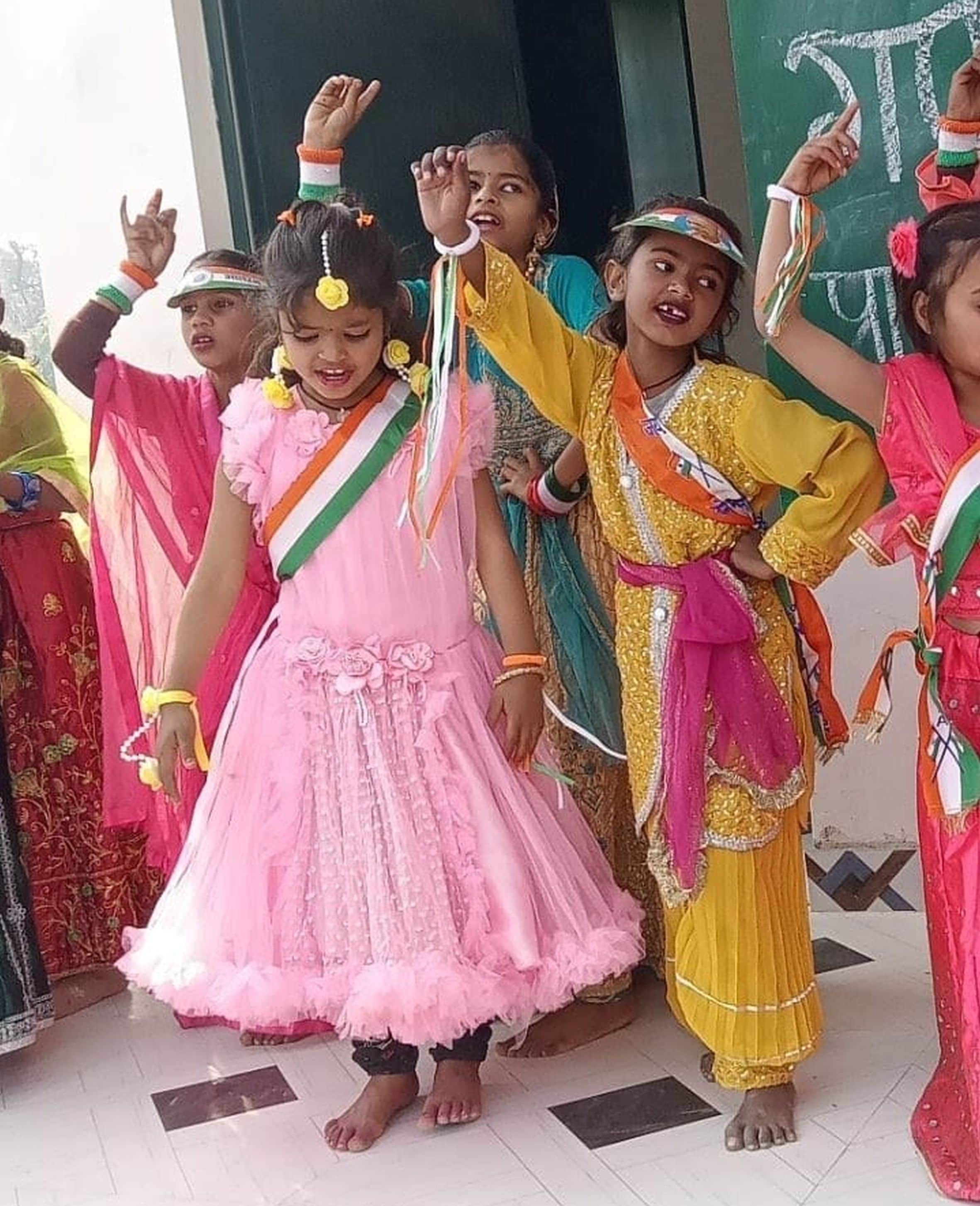 प्राथमिक विद्यालय मुड़ियापुर में आयोजित वार्षिकोत्सव में सांस्कृतिक कार्यक्रम प्रस्तुत करती ब