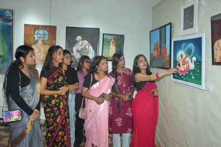 प्रदर्शनी को देखती युवतियां। अमर उजाला