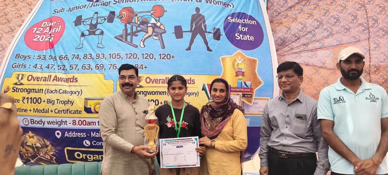 प्रवीण कौर को सम्मानित करते अतिथि।