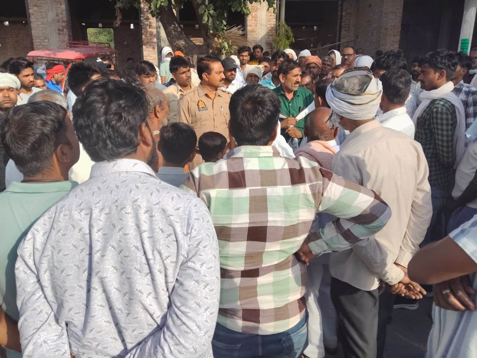 पोस्टमार्टम के बाद शव घर पहुंचे जुटी लोगों की भीड़ व पुलिस टीम। संवाद