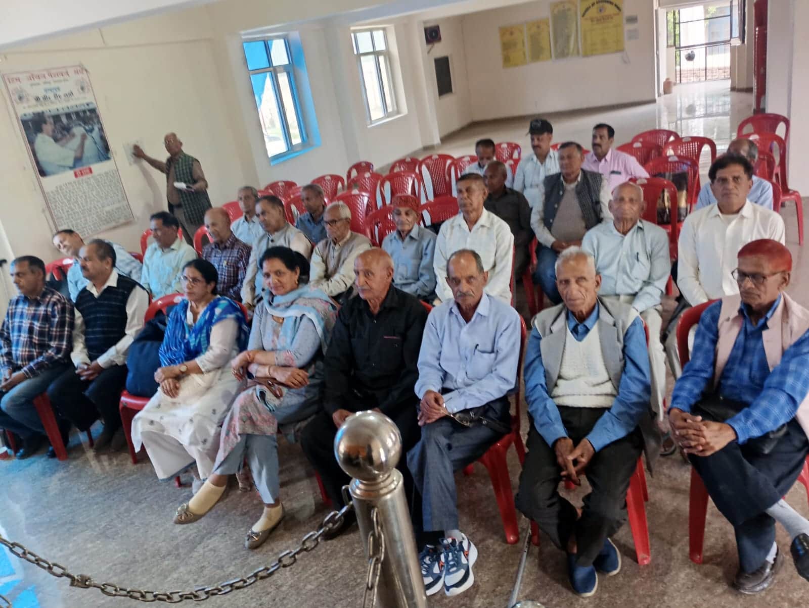 पेंशनर भवन हमीरपुर में हिम-आंचल पेंशनर्स संघ जिला इकाई की बैठक में उपस्थित सदस्य व पदाधिकारी। स